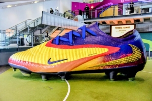 長(zhǎng)6米破世界紀(jì)錄！曼晚：哈蘭德巨大球鞋亮相足球博物館