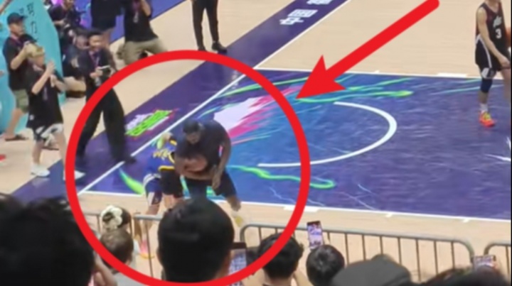 效果拉滿??追夢將穿著普爾球衣的程鑫凱掀翻在地&拉拽鎖喉五米