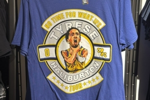 啥時候再打一場？哈利伯頓社媒曬照 WWE推出哈利鎖喉周邊T恤