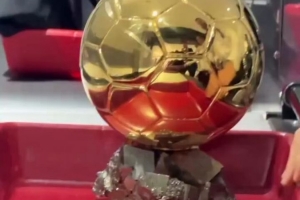 金球獎官方曬女子金球獎過安檢視頻，隨后邦馬蒂舉起獎杯展示