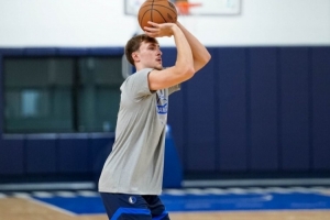 期待新賽季表現！獨行俠官方曬球隊訓練照：狀元弗拉格在列