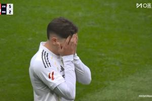 太難受了！傳球失誤致丟球，巴爾韋德雙手捂臉，面色鐵青站在原地