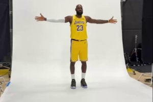 NBA官推曬詹姆斯拍攝定妝照：LBJ參加史無前例的第23個媒體日！