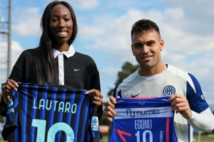 意大利女排球員、奧運冠軍埃格努造訪國米，與勞塔羅互換球衣