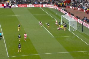 槍手錯失領先！約克雷斯包抄沒打上，埃澤面對半空門凌空踢飛