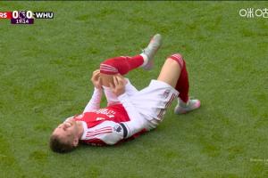 槍迷揪心！厄德高開場20分鐘膝蓋與對手碰撞，兩度躺在場地內