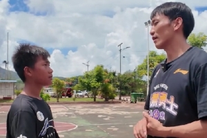 矣進宏幫助大山男孩：碎石扎向腳底 卻扎不破望向籃筐的目光