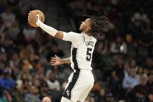 刺記：卡斯爾在訓練賽中與文班膝蓋相撞傷退 初步結果看傷勢不重