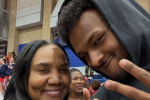 奶奶格洛麗亞祝布朗尼21歲生快：盡情享受每一刻 永遠愛你??