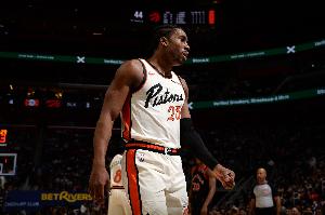 還得調(diào)整！艾維季前賽復(fù)出 半場(chǎng)14分鐘拿7分&但出現(xiàn)3失誤3犯規(guī)