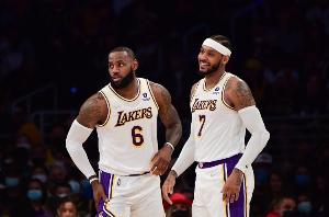 安東尼：我近期和詹姆斯聊過(guò)但沒(méi)聊籃球 他最重要的是保持健康