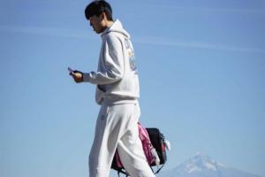 明日楊瀚森首秀！背著粉色小書包的楊瀚森登機前往灣區 NBA初體驗