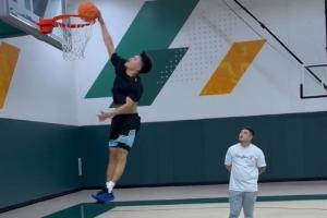 男籃后衛(wèi)線的希望！趙維倫在訓(xùn)練中完成飄逸單手劈扣