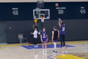 小里挺鐵~里夫斯、八村塁和克內克特訓練結束后加練三分球