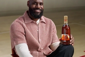 詹姆斯缺席數周！美記打趣：或許他該抹點軒尼詩 沒準就好了