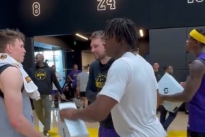 發福利啦！湖人官方曬昨日訓練后東契奇向全隊贈送簽名球鞋