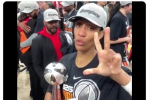 cue一下老詹？阿賈面對鏡頭：不是一冠 不是兩冠 我們三冠嘍