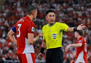 執法伊印戰出示7黃1紅！北青：馬寧執法沒有受任何外界聲音的干擾