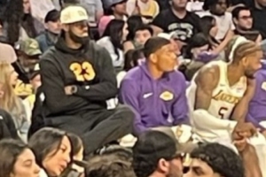 湖記：詹姆斯觀戰坐在了一張高椅子上 大概是為了緩解坐骨神經痛