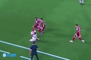 主帥應(yīng)聲倒地！卡塔爾球員邊線貼臉大腳，皮球正中洛佩特吉面部