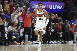 賈巴里-史密斯16投7中&三分10中4砍全隊最高26分 另有5板1助