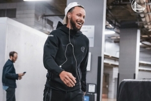 勇士入場照：庫里運動裝似小孩兒 穆迪有點禿 TJD這穿了秋衣？