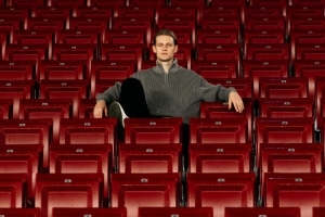 續約！德容社媒曬在諾坎普照片：不僅是俱樂部，更是大家庭