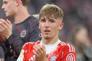 17歲拜仁小將倫納特-卡爾榮獲德國足協(xié)頒發(fā)的弗里茨-瓦爾特獎(jiǎng)銀牌