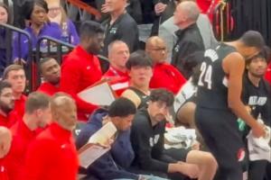 加油吧少年??楊瀚森6犯離場非常不甘 在替補席哭了