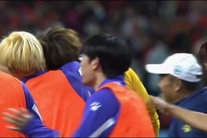 南通取勝最大功臣??替補門將蔡天龍連撲兩點，隊友“拍頭”慶祝