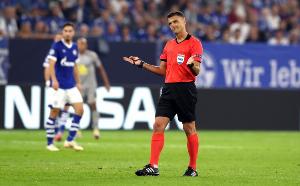 吉爾-曼薩諾執法巴薩44場比賽，共向巴薩出示了12張紅牌