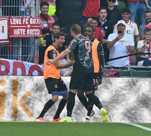 老好人！圖片報：凱恩近日主動打電話指點特爾，安慰犯錯的小貝林