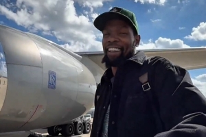 客場戰衛冕冠軍！火箭官推曬球員登機視頻：賽季第一站 俄城??