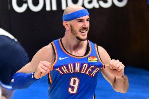 詹姆斯：每個(gè)隊(duì)都應(yīng)該有個(gè)卡魯索 他知道如何成功&逆境保持平穩(wěn)