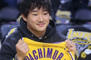 日本F1車手角田裕毅現身湖人主場 獲贈同胞八村塁簽名球衣