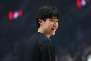 首秀在即！楊瀚森賽前在場(chǎng)邊摩拳擦掌 總經(jīng)理克羅寧在一旁陪著