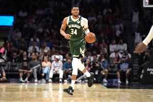 輕輕松松！字母哥首節4中3拿下6分3板2助