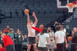 加油！楊瀚森賽前熱身時練習近筐終結和中投