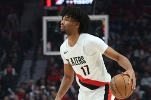 今天手感不佳！謝頓-夏普上半場9中2得7分2板 三分3中0