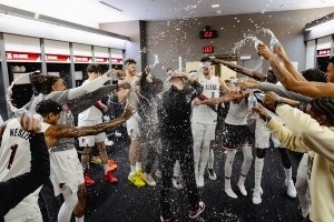 小楊潑得挺起勁兒！斯普利特被潑水慶祝執教首勝 還拿下比賽用球