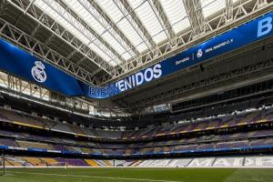 大戰在即！皇馬官方曬照：伯納烏頂棚已關閉，靜待國家德比