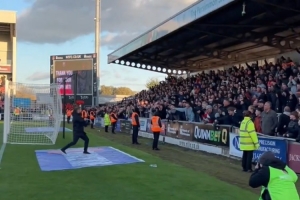 農夫三拳！威爾希爾取得執教盧頓后的首場勝利，賽后謝場