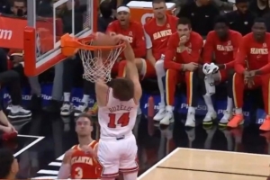 生吃！布澤利斯底線硬擠杰倫-約翰遜 雙手炸裂反扣點燃全場