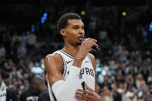 精通后衛技術！文班半場15分半2中2 得到10分8板2助2帽&正負值+29