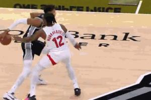 這是什么東西？文班連續絲滑胯下背運推進 把防守過了個干凈