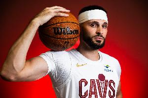 花得很徹底！小南斯搶斷&前場再中三分 騎士領先活塞30+