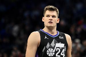 啥也會！凱斯勒半場7中5&三分2中1貢獻14分4板3助2帽