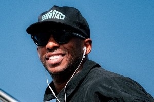 客戰(zhàn)勇士！快船登機照：全員深色系運動裝 登哥大胡子相當(dāng)搶鏡