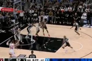 不給蓋帽機會啊！猛龍突到內(nèi)線看到文班 寧愿傳球失誤都不攻