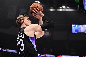 狀態好到離譜！馬爾卡寧首節10分鐘 4中3&罰球6中6轟下14分3板